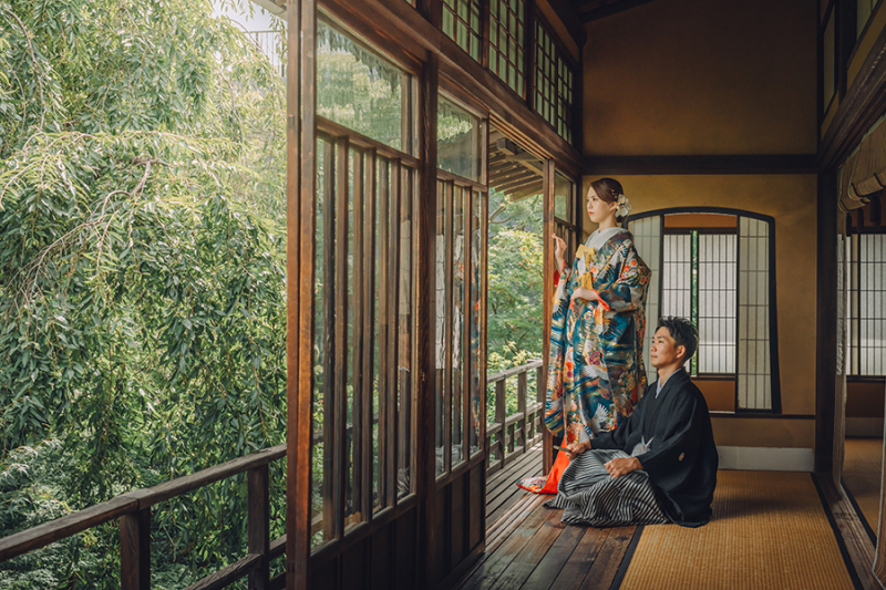 2階の窓際で自然光を活かして