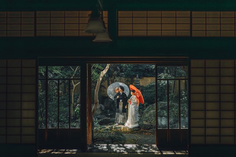 お庭で番傘を使って