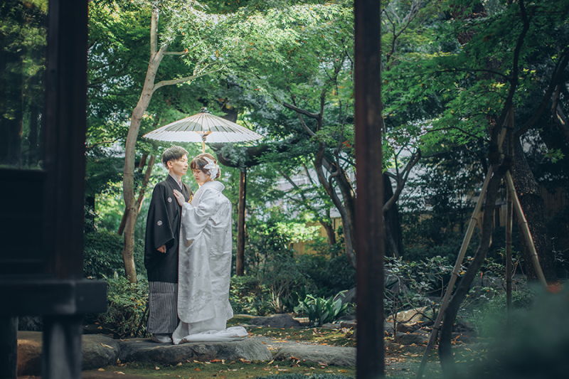 お庭で番傘を使って