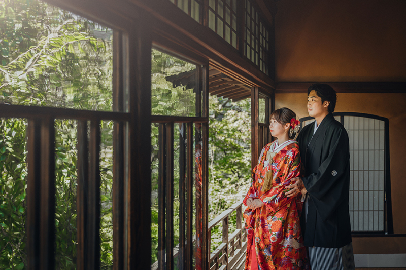 2階の窓際で自然光を活かして