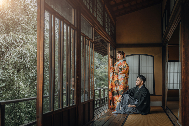 2階の窓際で自然光を活かして