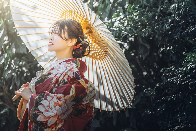 お庭で番傘を使って