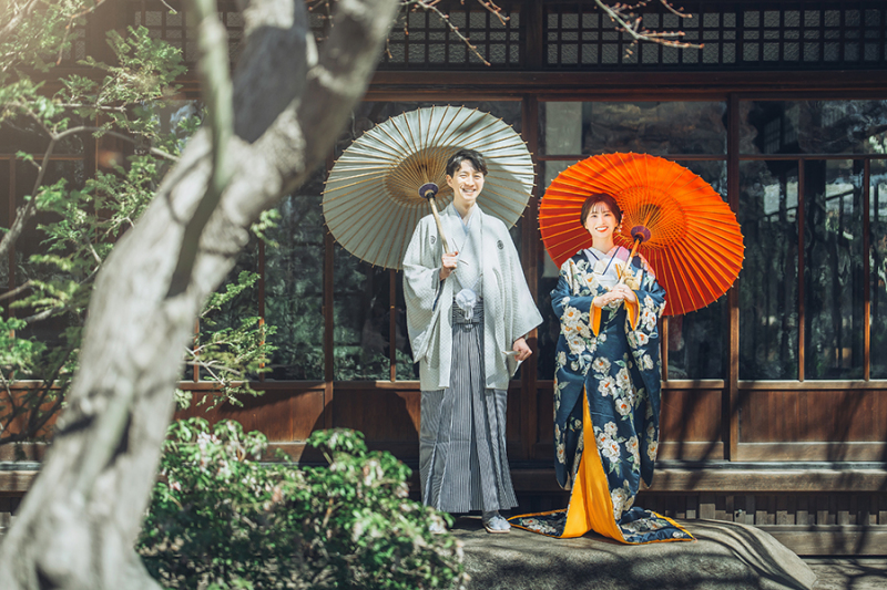 お庭で番傘を使って