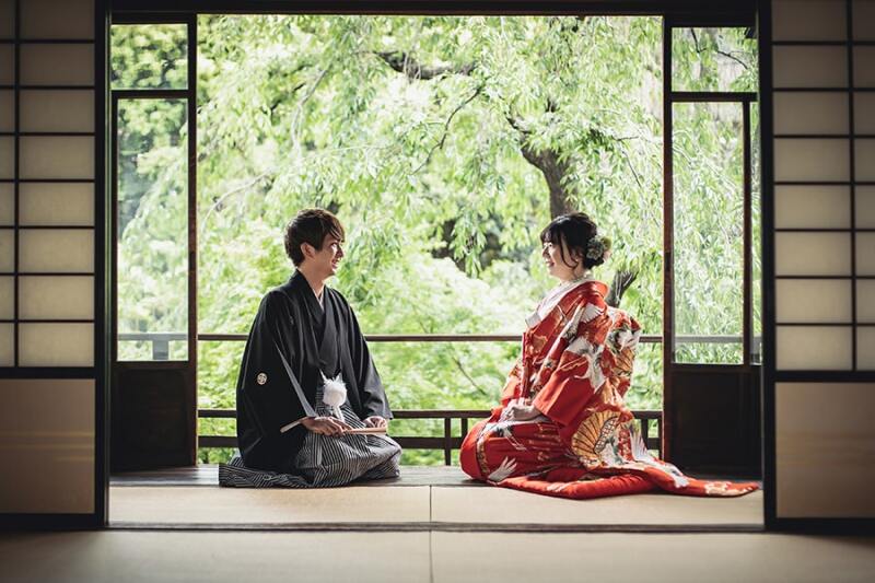 座っている様子を