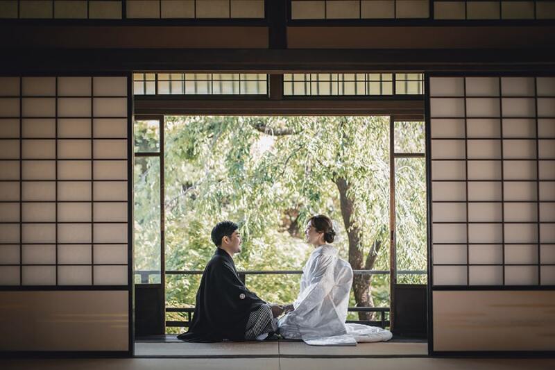 お部屋からお庭を眺めつつ