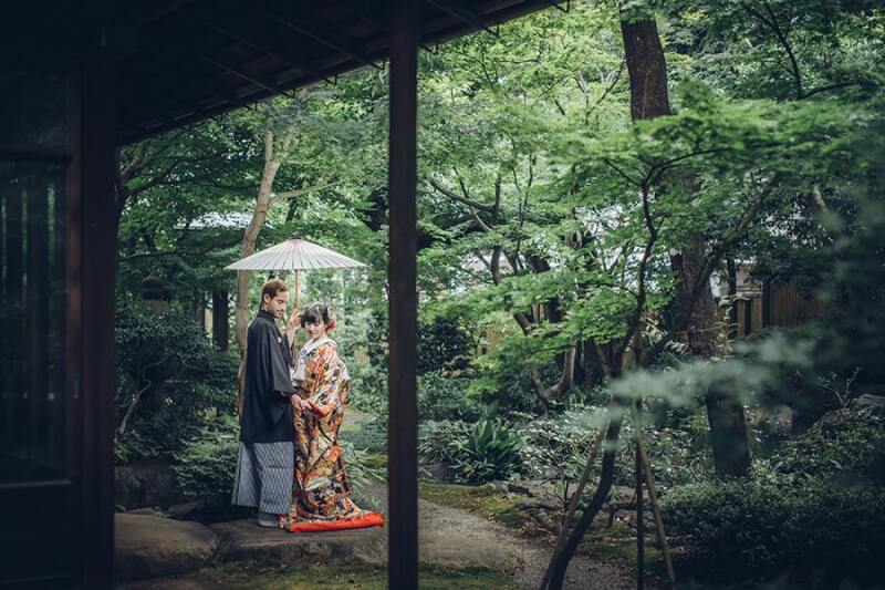 お庭で番傘を使って