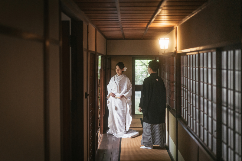 14:10 室内に映える白無垢