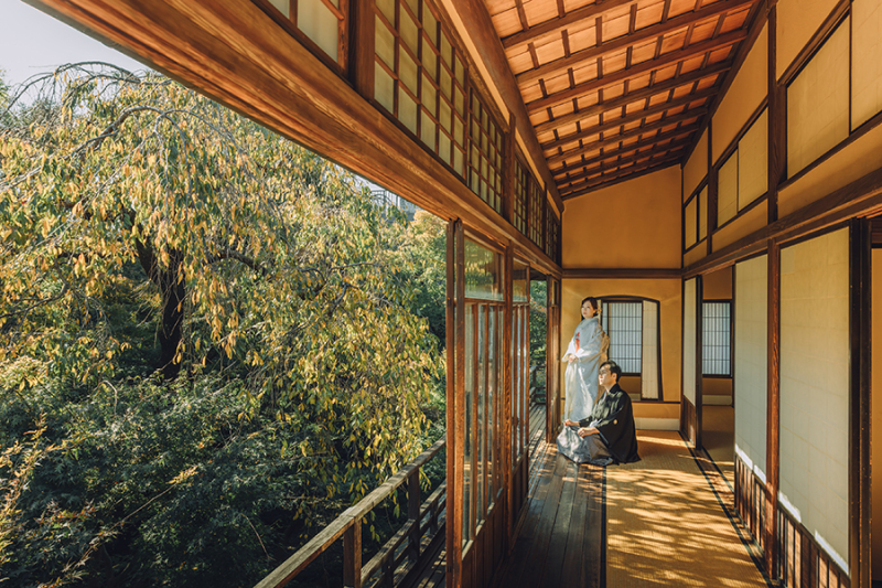 2階の窓際で自然光を活かして