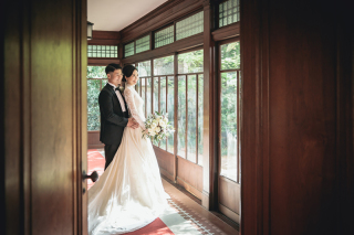 光が織りなす自然なコントラストの中で。