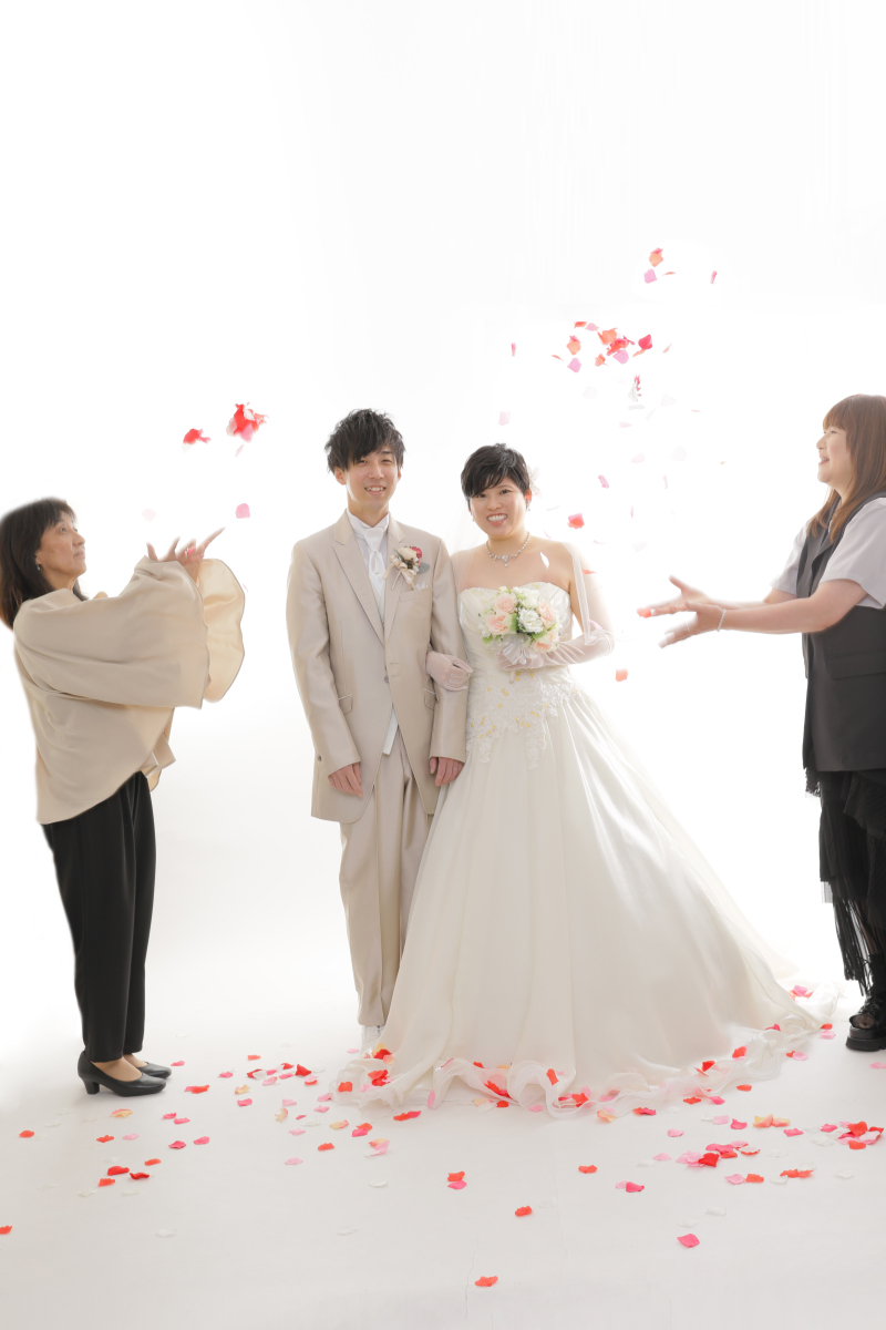 フラワーシャワーで挙式気分！？