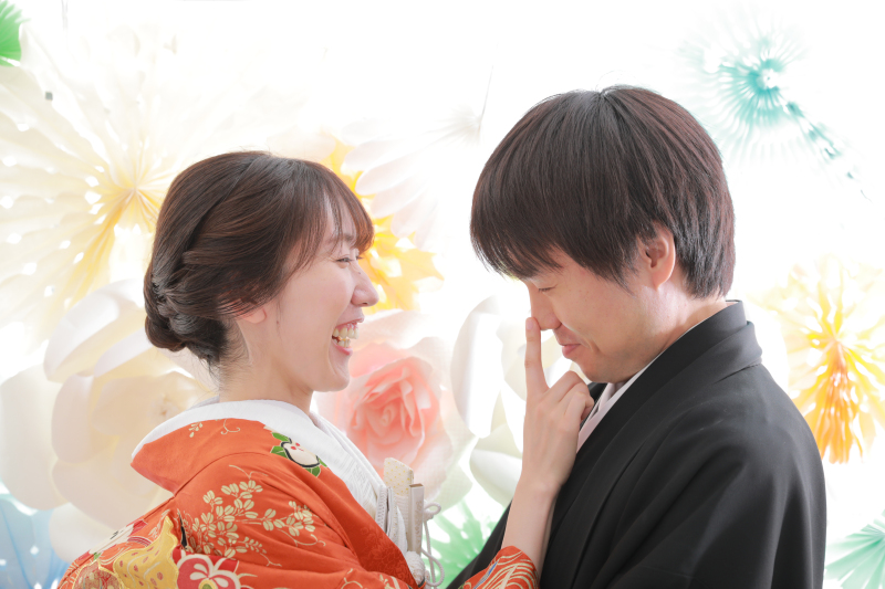 お茶目なポーズで自然な笑顔