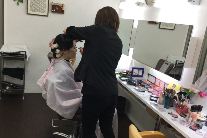 ヘアメイク中…