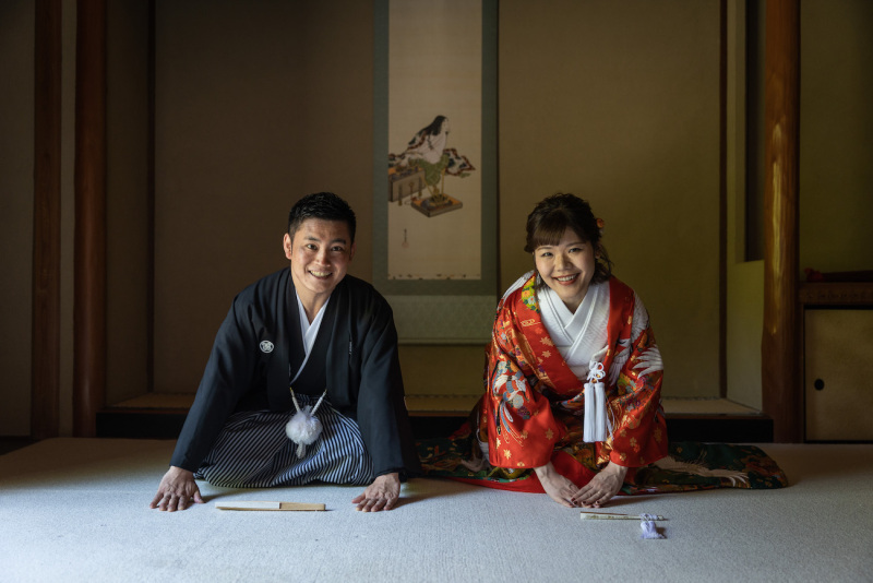 笑顔の正座ショット