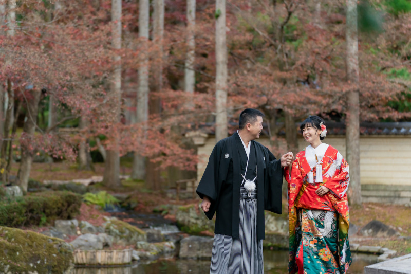 手を取り合って