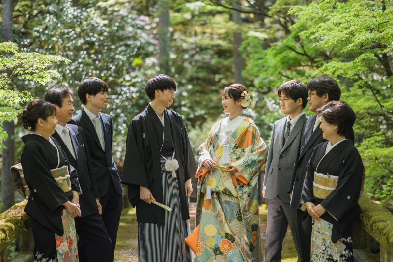 家族に見守られ嬉し恥ずかし一緒にフォト