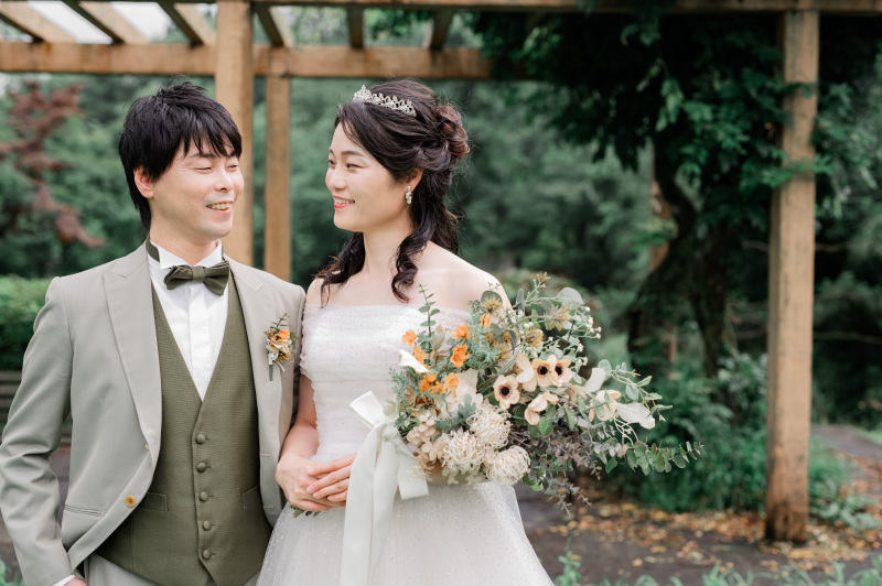 公園内のベンチ前で撮影