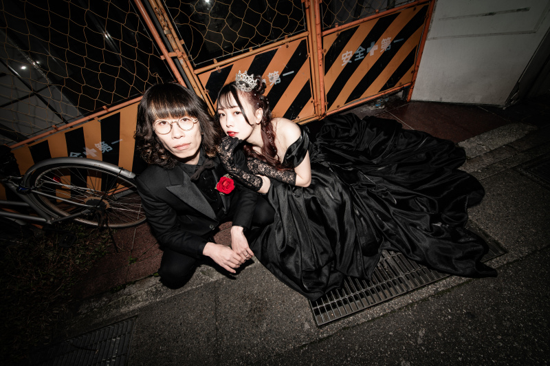 閉店した廃墟の前で