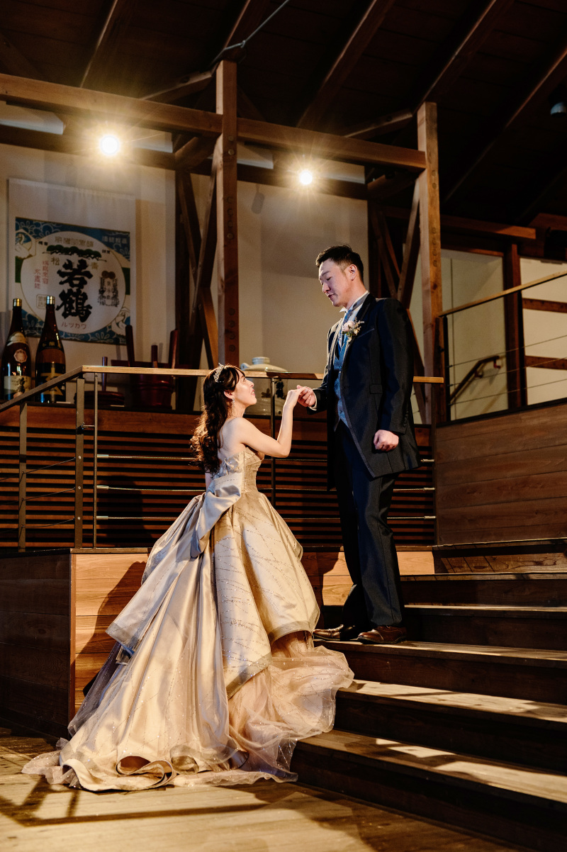 若鶴のタペストリーの前で