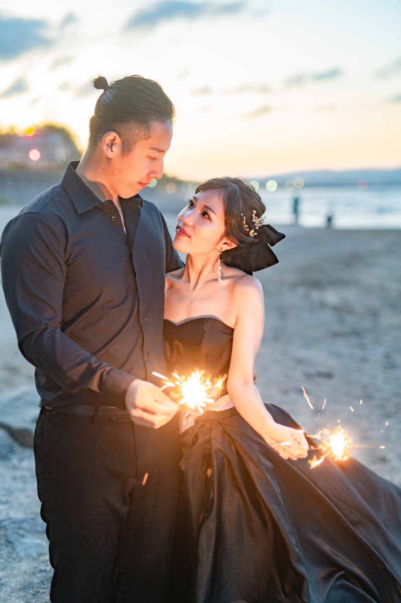 花火を使って雰囲気ある撮影に。