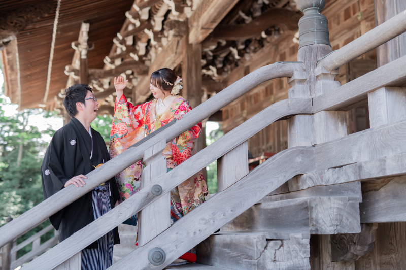 本堂の階段で背比べ