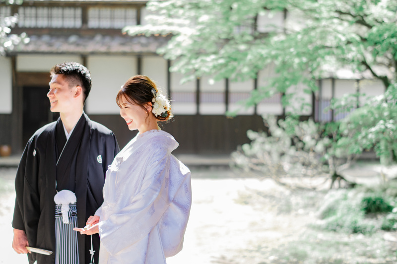 邸宅をバックに撮影