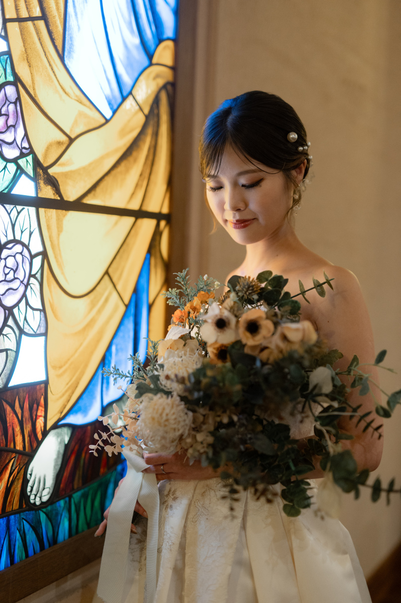 ステンドグラスで新婦様のソロショット!