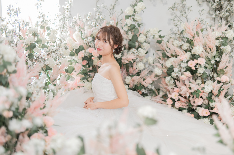 お花に囲まれてのカット