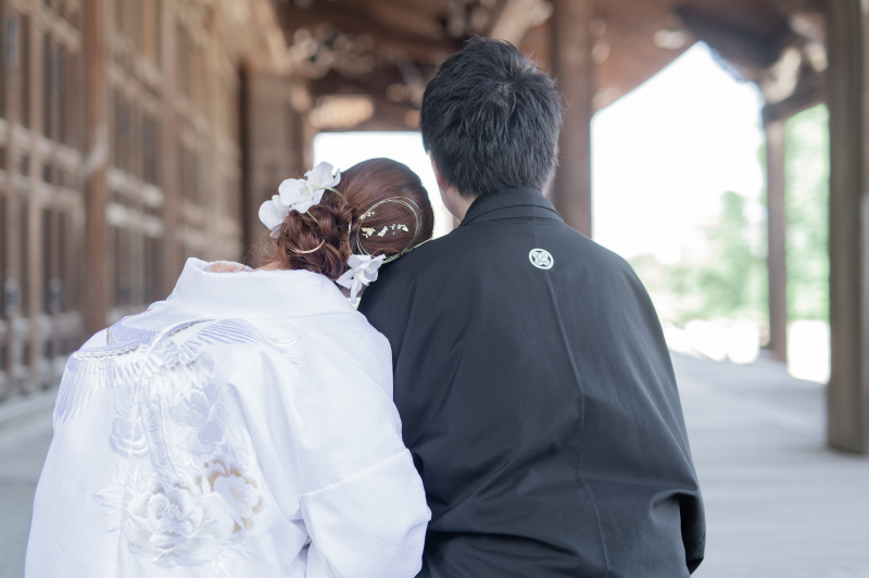 新郎様の肩に甘えて