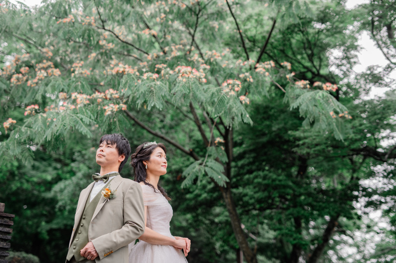 背中合わせで遠くを見つめて…