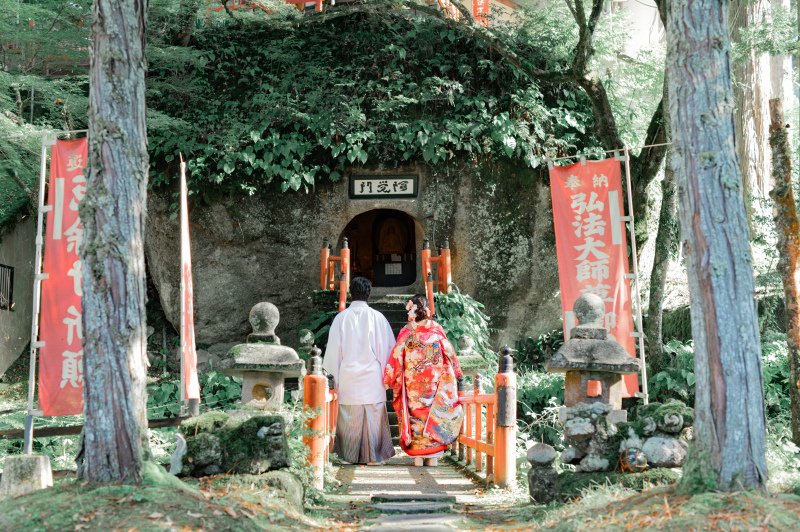 不動尊の洞窟の前で