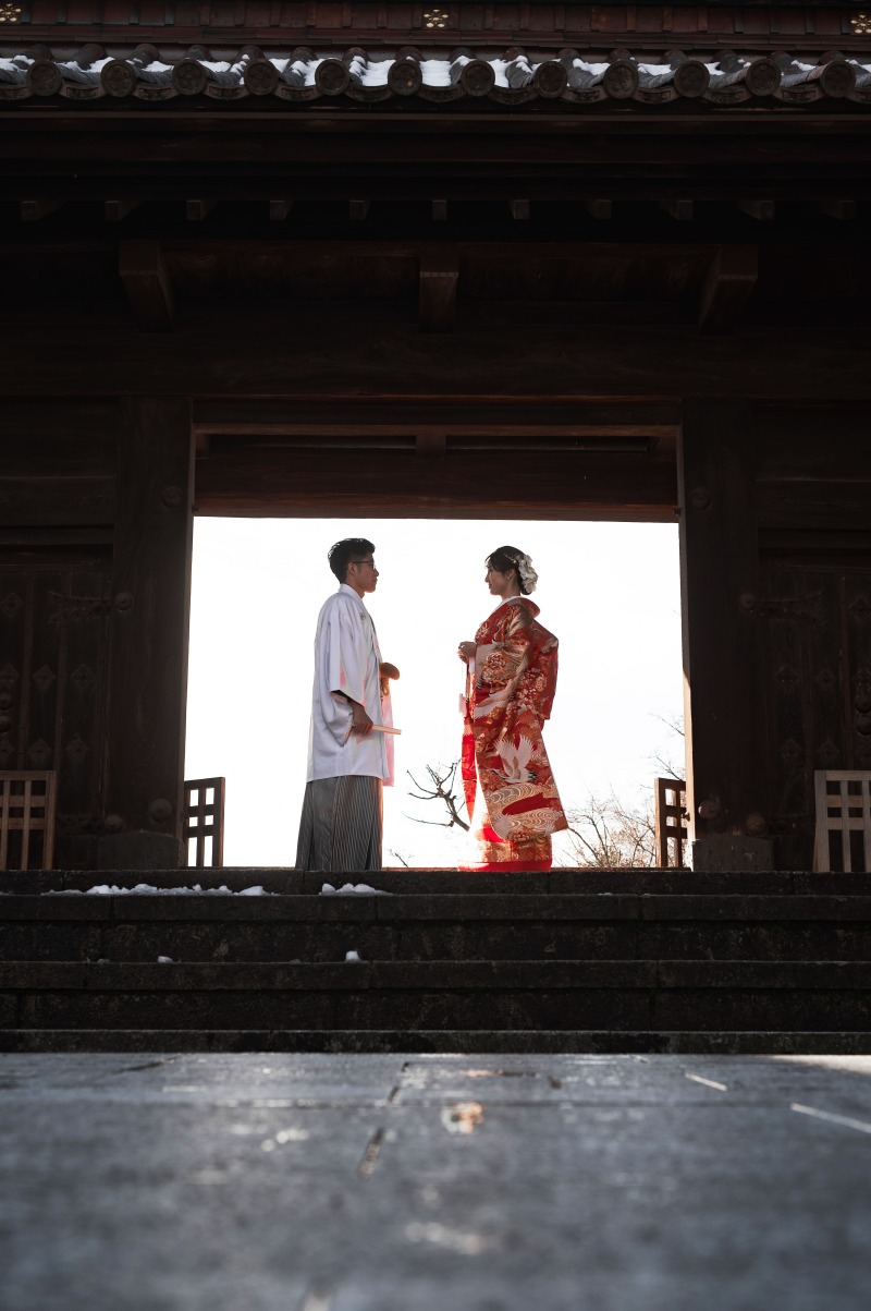 門前で向かい合わせ