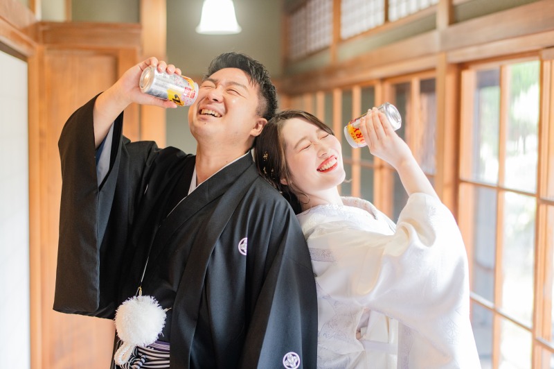 ビール缶を持って