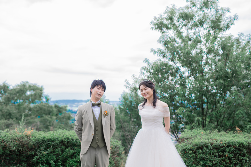 後ろで手を組んで可愛らしく☺