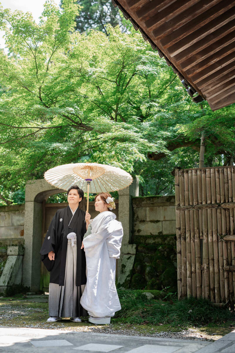 和傘を持って遠くを見つめると…