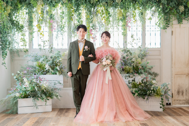 まずはスタジオでカラードレスから