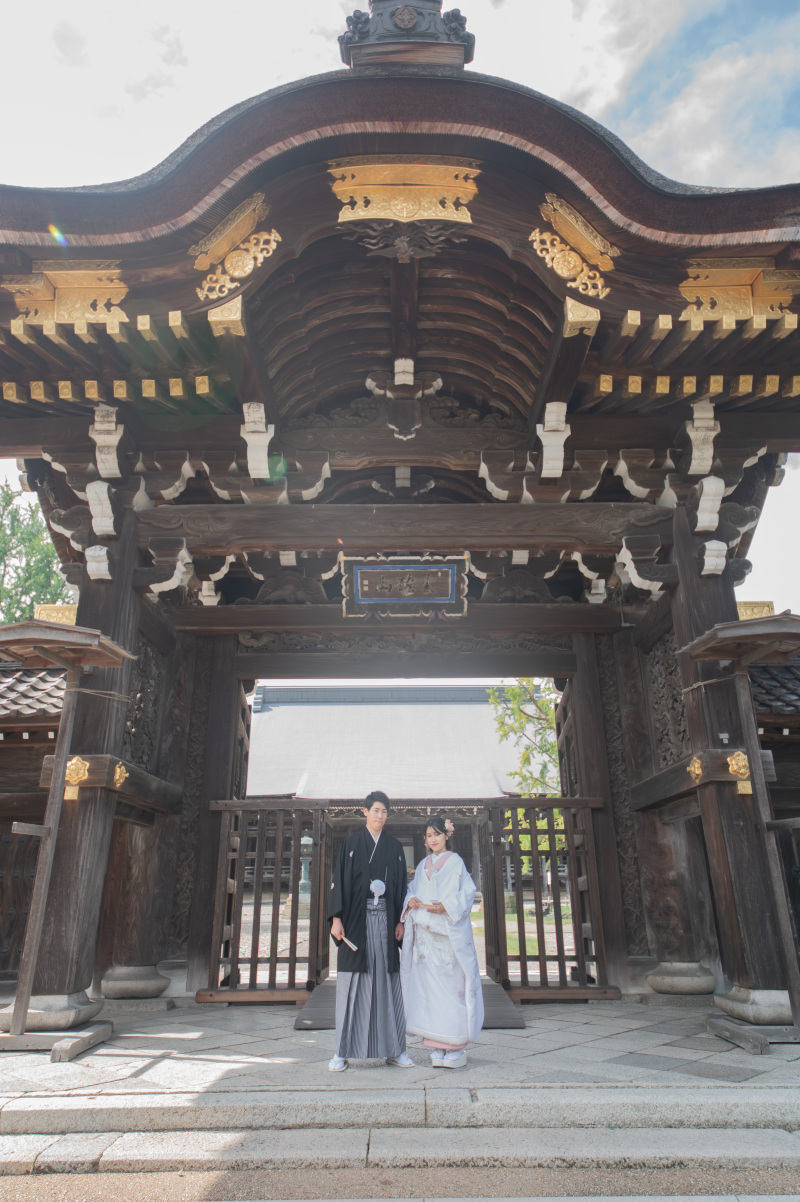 青空の下国宝の門の下で