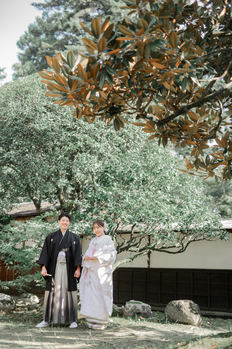 緑が映える大きな木の前での撮影