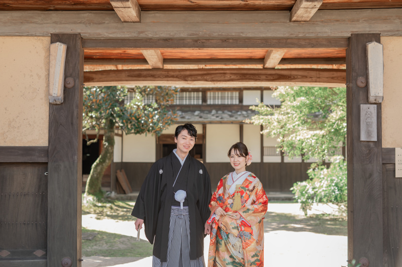 門の前で王道カットから!