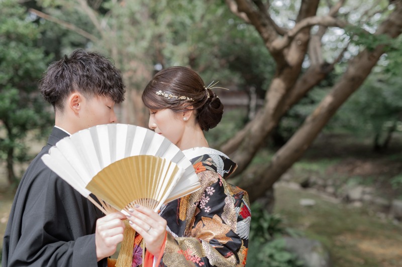 扇子を使って…