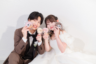 トレンド感のある小物を使ったお二人ならではの撮影