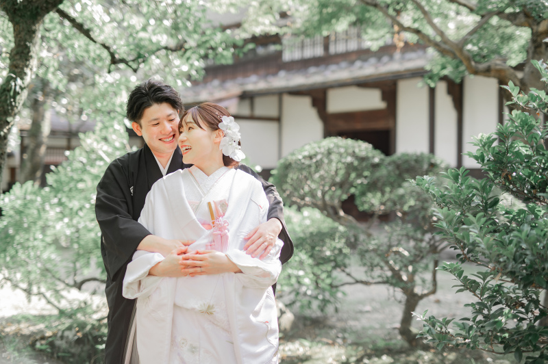 新郎様からのバックハグショット♡