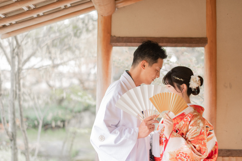 扇子で口元隠し