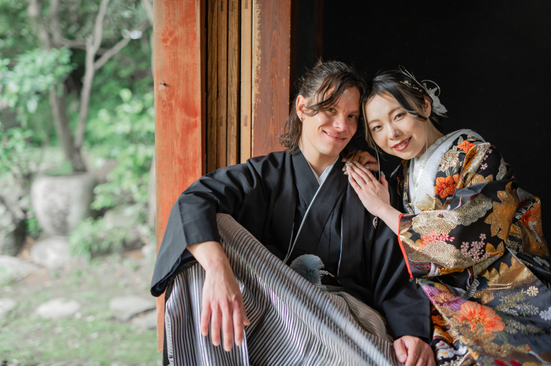 新郎様に寄りかかって笑顔で☆