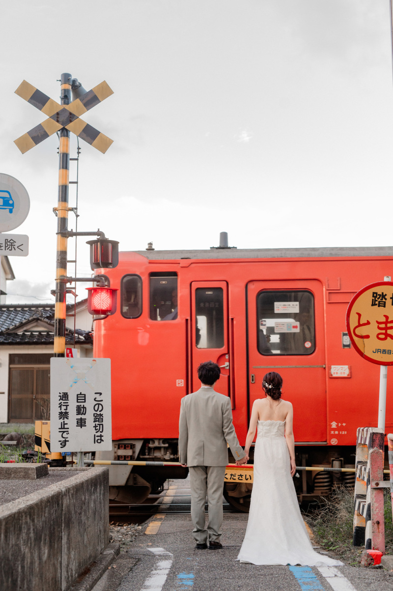 雨晴海岸の小さな踏切での撮影