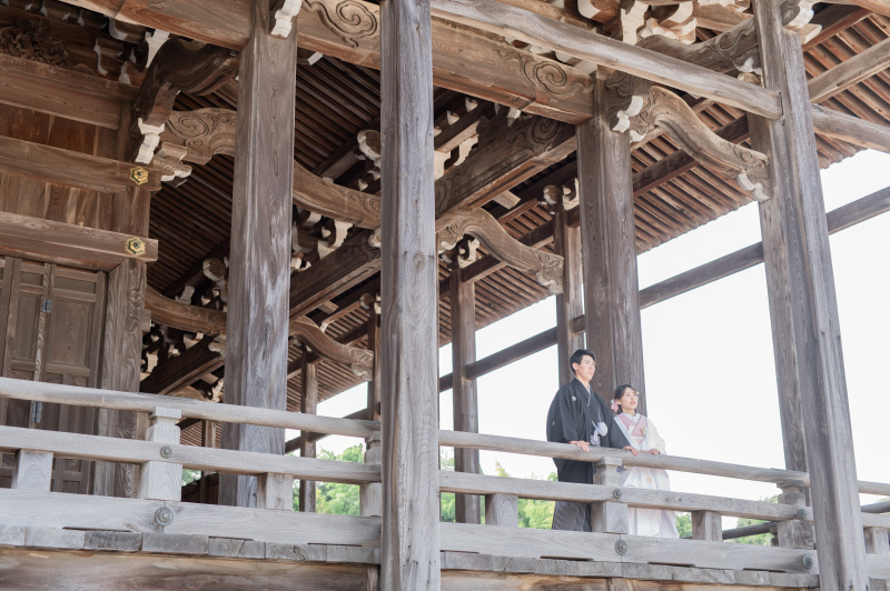 国宝の寺院の軒先で