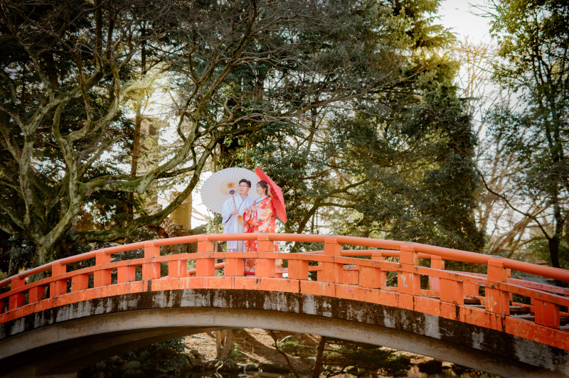 赤い橋の上で