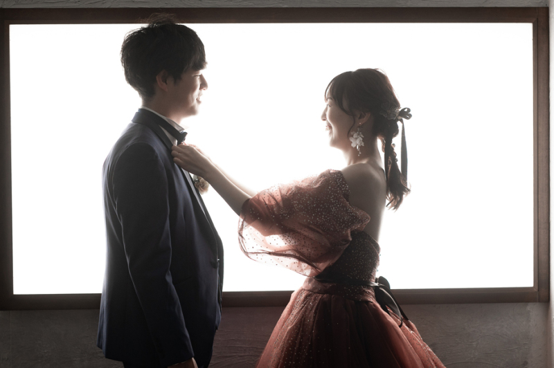 新郎様の衣装を直してあげる新婦様