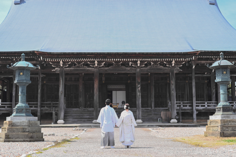 本堂の前で撮影