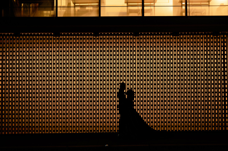 最後は特徴的な背景でシルエットに。