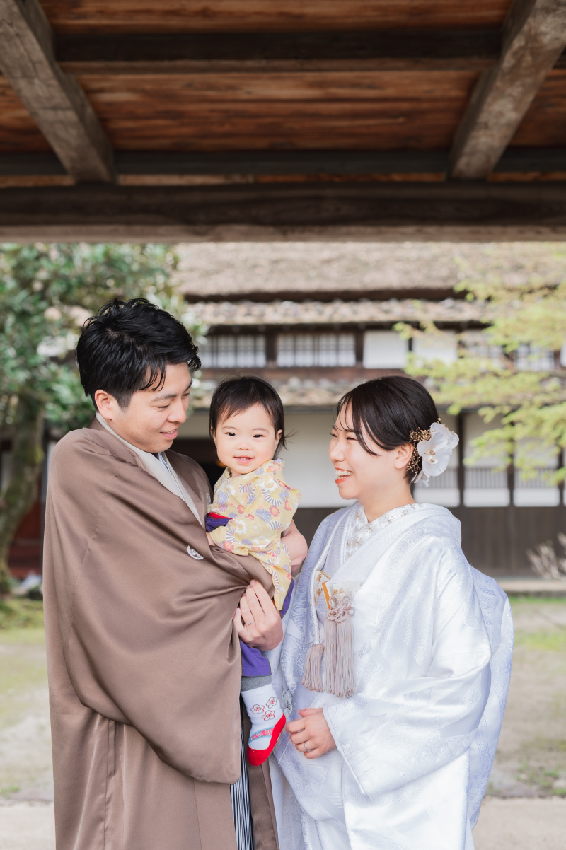 門の前でご家族と!